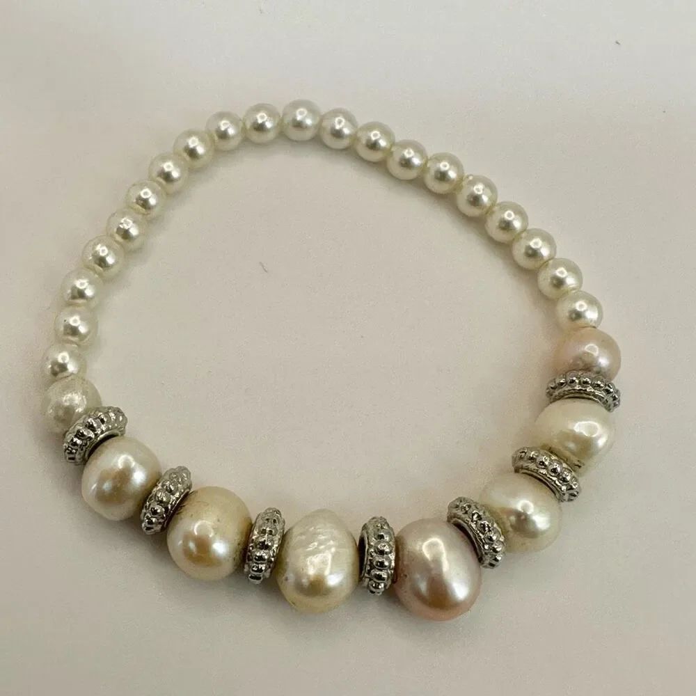 Pearl and silver tone stretchy bracelet